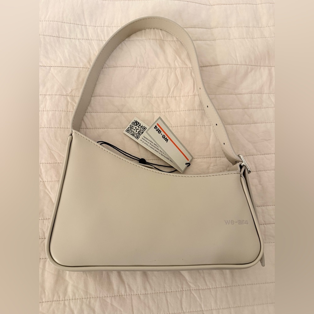 Cream Shoulder Bag with Curved Silhouette. 100% Cow Leather.